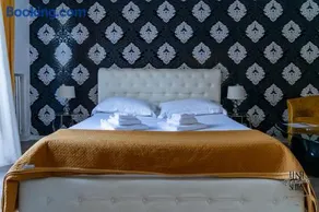 Lush Escape Suites - hottube and sauna - Image 3