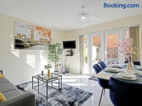 4BRD Luxury House RG2 - Free Parking - Image 1