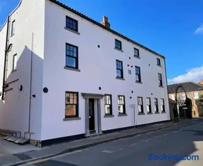 Sunset View, 2 bedrooms in the heart of Holt with parking - Image 1