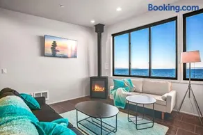 Waterfront Haven with Spectacular View in Bainbridge - Image 5