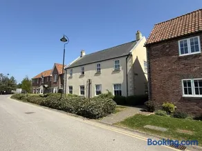 Apartment Ivy - Part of the The Bay Filey Holiday Village with pool, gym and direct beach access, pub, restaurant, tennis and meadows walks - Image 2