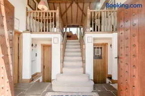Spacious 5 bed Barn in the Heart of Worcestershire - Image 2