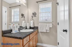 Comfortable 3BR for Families Near Blackwater - Image 3