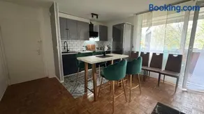 Spacious 3-room apartment with balcony - Image 1