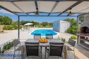 Villa Loni Trogir Marina with great pool and jacuzzi - 3 e-bike free - Image 2