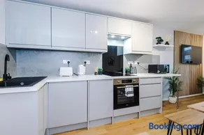 2 BDR House By Eason Stays Short Lets Stockport - Image 5