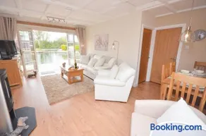 Dutch Cottage sits in its own basin off the River Bure in Horning - Image 5