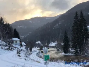 Riverside Ski Apartment - Image 2