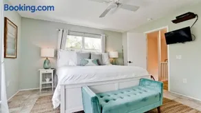 Cheerful North Beach Getaway - Image 3