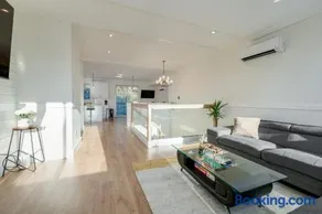 Elegant Home In Victoria,BC - Image 2