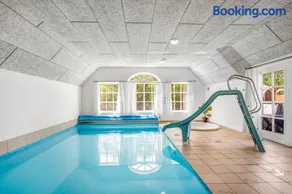 Large 18-Person Pool House With Outdoor Hot Tub, Outdoor Sauna And Enclosed Terrace - Image 3