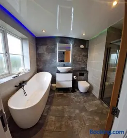 5-bedroom Family Holiday Home Sleeps 7 Garden Parking Pet Friendly North Wales - Image 5