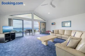 Tah Villa 1, 68 Marine Dr - stunning views, linen and air con - Image 5