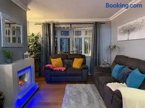 Stunning 2 Bedroom Bungalow - Free Parking - Convenient Location - Image 2