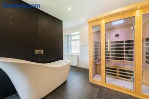 Nether Newton - Sleeps 12, Hottub, Sauna, Private Garden - Image 1