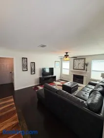 Family Friendly, Relaxing home in Great Location - Image 1