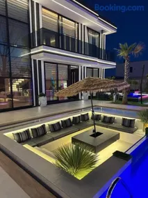 Azura Villa with Pool Sauna Jacuzzi - Image 2