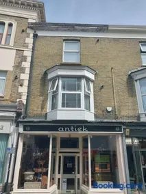 Flat B, 63 High Street, Ryde - Image 1