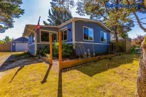 Enjoy Coastal Comfort in This Relaxing Retreat - Image 1