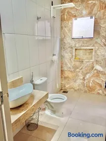 Casa com Piscina Próxima ao MotoGP Ideal para Grupos - Image 2