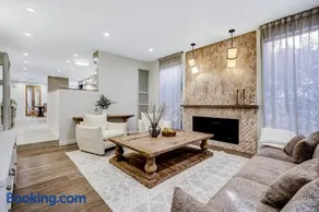 Modern LA Villa 5BR Home with Private Pool & Yard - Image 2