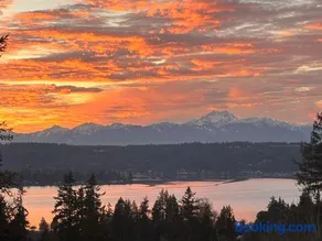 Water & Mountain Views - Family & Pet Friendly - Image 1