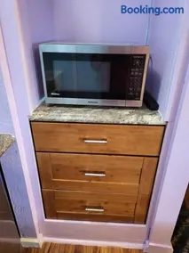 Heart of Wailuku • Queen Bed + Kitchenette - Image 3