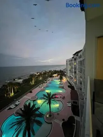Unique beachfront condo with exceptional views - Image 1