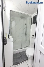 Aklass Luxury Stay - 4 BEDROOM HOUSE, WOLVERHAMPTON - Image 1