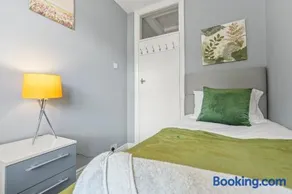Spacious 4-Bedroom Home in Peaceful Coventry Spot - Image 4