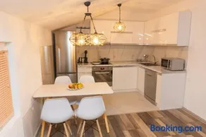 Cozy Modern Apartment - Image 2