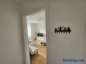 Center apartment with mountain view - free parking - Image 3