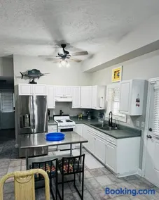 3 bedroom-Pets welcome- Boat slip available for a fee - Image 3