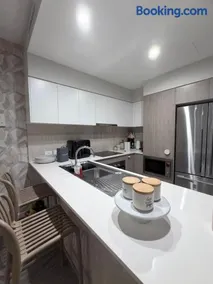 24 Bromley St private room in a luxurious shared apt - Image 3