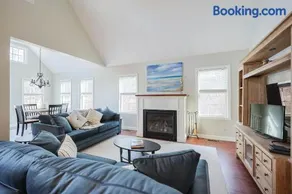 Expansive Oasis With Water Views, Walk To Beach! - Image 2