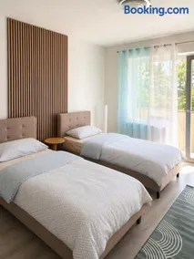 Modern Apartment with Balcony, Kitchen & Free Parking - Image 2