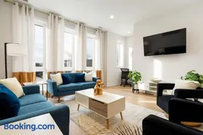 Modern 3BR Stay Near DT CHI - Image 2