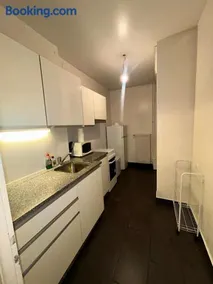 Cozy 1 Bedroom in Central Geneva - Image 3