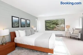 White Gold Chalet - Spacious Family-Friendly Chalet, Hot Tub, Mountain Views, Log Fireplace - Image 3