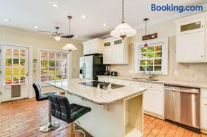 Private Pool Getaway 5BR Family Home - Image 2