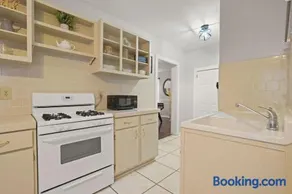 Midtown 2BR Home Near DT and G Aquarium - Image 4