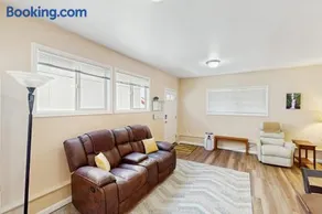 Cozy dog-friendly studio fast WIFI AC and in-unit washer & dryer - Image 1