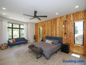 Modern 4BR Mountain Retreat BBQ Outdoor Dining - Image 2