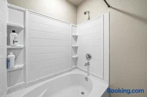 Newhouse/Grill/East houston/Channelview/Baytown/Sleeps 8 - Image 3