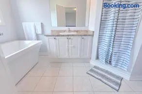 Serene 3 Bedroom Home in Pickering Near Toronto - Image 3