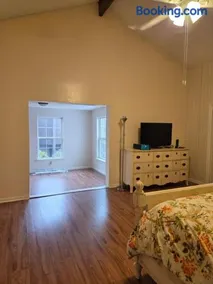 Walk to Augusta National with Pool, Housekeeper, and Utilities Included - Image 2