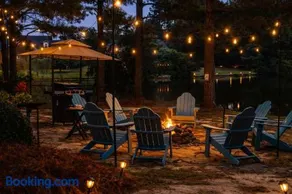 Labrador Lake with FirePit and Billiards - Image 3