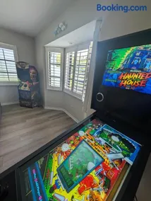 Coastal Cottage in Downtown Palm Harbor - Image 4
