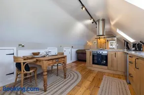 Hayloft with Log Burner and panoramic views - Image 4