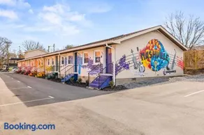 Vibrant Multi Condo Building that Sleeps 48 with 7 Units - Image 4